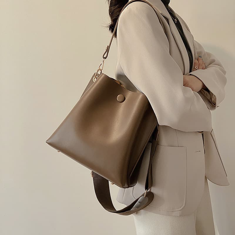 Bag Women's 2024 New Bags Korean Style Broadband Shoulder Crossbody Bucket Bag Autumn and Winter Retro Large Capacity Bag